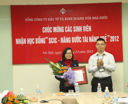 Nữ thủ khoa kép đáng nể - 2 Hằng trong buổi nhận học bổng SCIC