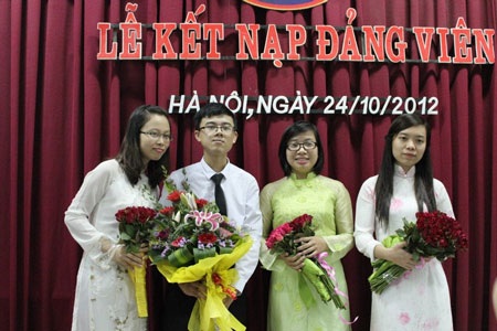 Nữ thủ khoa kép đáng nể - 3 Cô nữ sinh đã trở thành Đảng viên khi còn ngồi trên giảng đường đại học