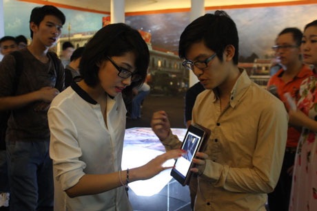 Khá nhiều du khách quan tâm tới triển lãm này, trong đó có cả những du khách nước ngoài