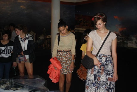 Khá nhiều du khách quan tâm tới triển lãm này, trong đó có cả những du khách nước ngoài