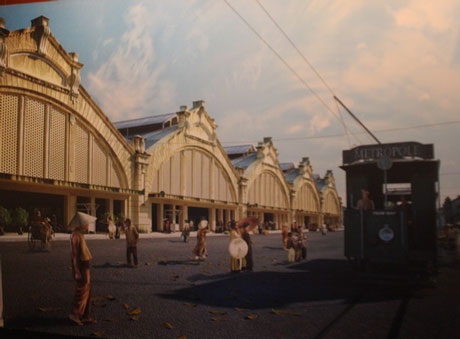 Tàu điện trước cửa chợ Đồng Xuân