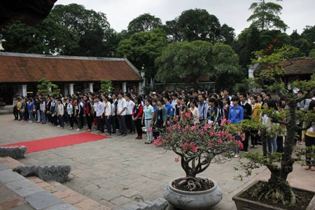 Hoa Trạng Nguyên - hành trình 5 năm… - 1 Dâng hương, báo công tại nơi tôn vinh đạo học của dân tộc, Văn Miếu – Quốc Tử Giám.