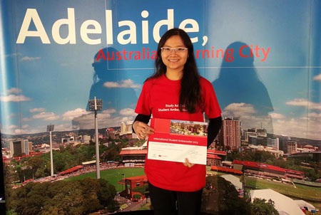 Ba cô gái Việt nức tiếng Adelaide - 3 Phương Tú – ‘Post Graduate Paper”.