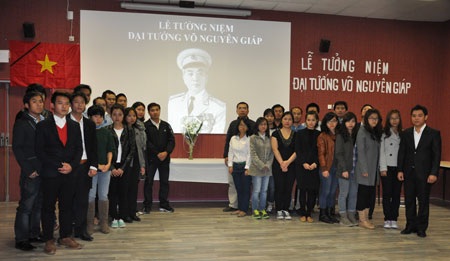 Du học sinh tại Montpellier tưởng niệm Đại tướng Võ Nguyên Giáp - 1 Du học sinh tại Montpellier tưởng niệm Đại tướng Võ Nguyên Giáp