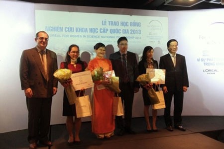 3 nữ tiến sĩ Việt nhận học bổng “Vì sự phát triển phụ nữ trong khoa học” - 1 3 nữ tiến sĩ Việt Nam nhận học bổng vì sự phát triển phụ nữ trong khoa học năm 2013