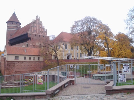 Mùa thu bên một lâu đài cổ - thành phố Olsztyn, Ba Lan