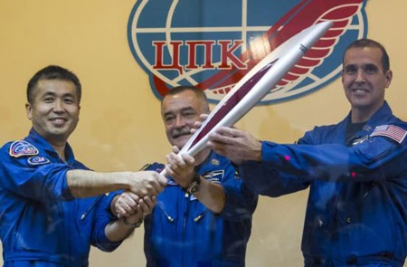 Du học sinh Việt náo nức rước đuốc Olympic 2014 - 1 Ngọn đuốc Olympic lần này còn được rước lên vũ trụ. Ảnh – Internet