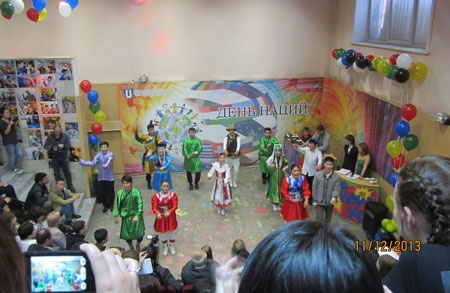 Lửa hữu nghị làm ấm Siberia - 3 Trang phục dân tộc hết sức đặc sắc trong một tiết mục của Mông Cổ