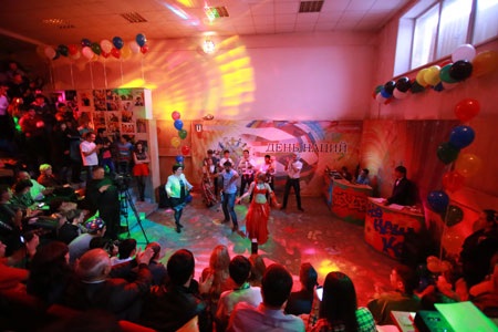 Lửa hữu nghị làm ấm Siberia - 4 Cả hội trường sôi động trong một tiết mục nhảy