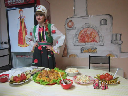 Lửa hữu nghị làm ấm Siberia - 5 Cô gái Nga trong một trang phục dân tộc giới thiệu những món ăn quen thuộc