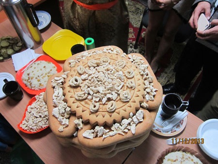 Lửa hữu nghị làm ấm Siberia - 6 Thưởng thức bánh bột cùng trà là một nét văn hóa không thể thiểu ở Mông Cổ