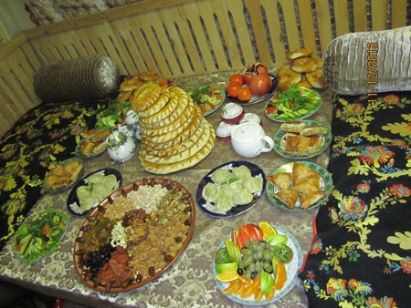 Lửa hữu nghị làm ấm Siberia - 7 Bàn ăn với đầy đủ loại bánh, hạt ngũ cốc, hoa quả tráng miệng rất cầu kỳ đến từ Uzbekistan