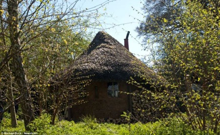 Câu chuyện thú vị về “ngôi nhà 5 triệu đồng” ở nước Anh - 8 Ngôi nhà ở miền quê Oxfordshire này có nhà vệ sinh tách riêng ở phía ngoài