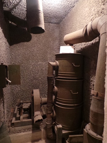 Ngoài ra trong hầm còn có phòng thông hơi, lọc độc, lọc sạch, thông gió tự nhiên