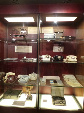 Các thiết bị liên lạc bên trong cabin của phòng trực ban tác chiến