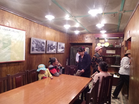 Rất nhiều du khách tới tham quan hầm