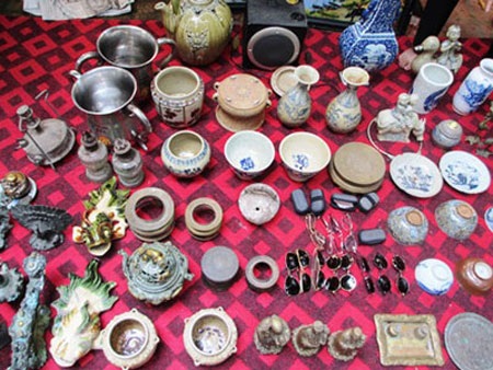 Cuối tuần ghé phiên chợ đồ “xưa” - 2 Hàng hóa được bày trực tiếp trên mặt sân.