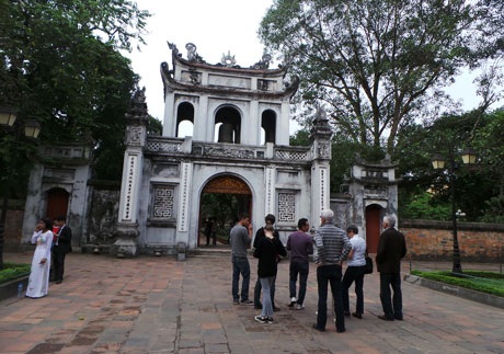 Những điểm đến “quyến rũ” khách nước ngoài bậc nhất ở Hà Nội - 5 Du khách nước ngoài tới Hà Nội không thể bỏ qua Văn Miếu – Quốc Tử Giám (Ảnh: Nhữ Trang)