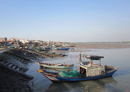 Nơi ngủ không cần khóa cửa ở Sài Gòn - 3 Hôm nước xuống thấp, tàu lớn không cập sát bờ được