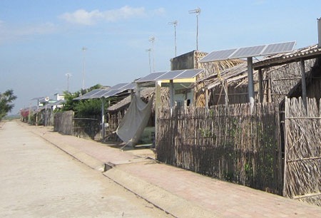 Nơi ngủ không cần khóa cửa ở Sài Gòn - 4 Hệ thống điện năng lượng mặt trời đã đưa cuộc sống người dân đảo Thiềng Liềng sang trang mới