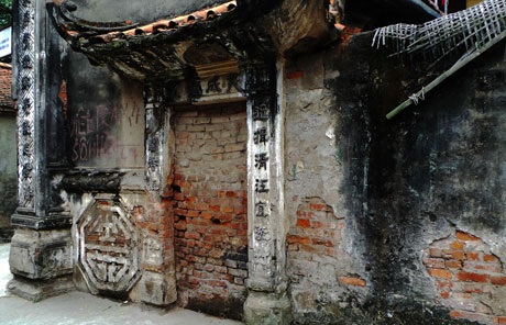 Làng cổ Cự Đà - Điểm du lịch, khám phá lí tưởng - 4 Hiện nay, làng Cự Đà còn rất nhiều chiếc cổng của các con ngõ, tất cả đều được xây dựng cầu kì