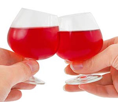 Phong tục độc đáo ở một số quốc gia có thể bạn chưa biết - 2 Khộng cụng ly và uống khi ở