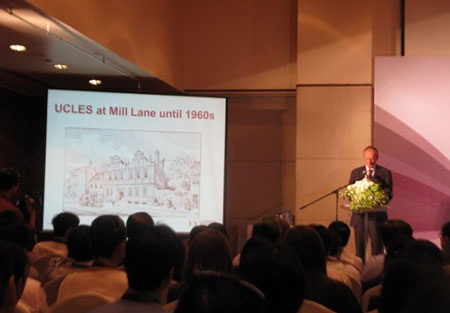 Cambridge English trao giải thưởng ‘’ Dịch vụ khách hàng tốt nhất’’ - 2 Ông Roger Johnson, Giám đốc Điều hành Hội đồng Khảo thí Tiếng Anh ĐH