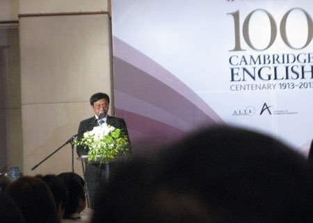 Cambridge English trao giải thưởng ‘’ Dịch vụ khách hàng tốt nhất’’ - 3 Ông Roger Johnson, Giám đốc Điều hành Hội đồng Khảo thí Tiếng Anh ĐH