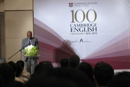 Cambridge English trao giải thưởng ‘’ Dịch vụ khách hàng tốt nhất’’ - 4 Ông Douglas Barnes Tổng Lãnh Sứ Quán Vương Quốc Anh tại Tp. HCM