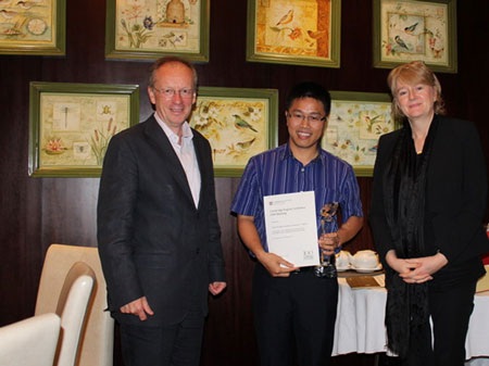 Cambridge English trao giải thưởng ‘’ Dịch vụ khách hàng tốt nhất’’ - 5 Ông Douglas Barnes Tổng Lãnh Sứ Quán Vương Quốc Anh tại Tp. HCM