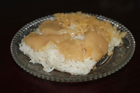 Xôi trứng gà có phần nhân làm từ dừa nạo nấu với đường