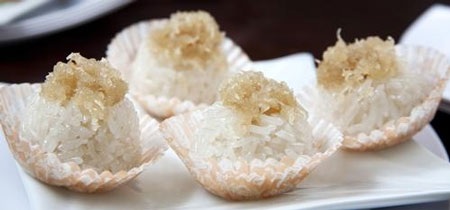 Xôi dừa ngào có vị ngọt bùi sợi cơm dừa và thanh mát đường thốt nốt