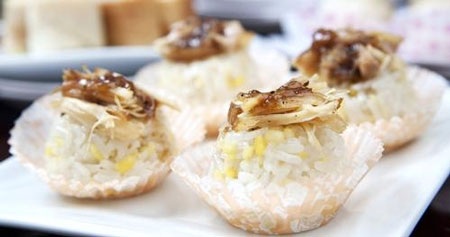 Xôi gà rô ti kết hợp với đậu xanh, đậm hương vị miền Tây