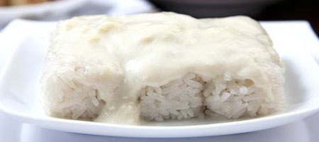 Xôi sầu riêng với nước xốt sầu riêng cùng những hạt nếp dẻo trong, đặc trưng Nam Bộ