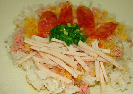 Xôi mặn với nguyên liệu phong phú luôn là món ăn sáng ưa thích của rất nhiều người