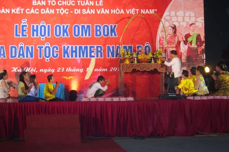 Tái hiện lễ hội Ok om bok của dân tộc Khmer Nam Bộ tại Hà Nội - 2 Hình ảnh tái hiện lại lễ hội cúng trăng