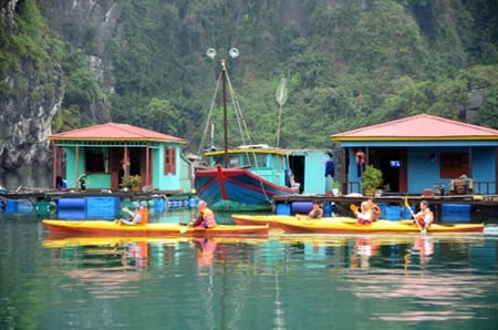Famtrip Quảng Ninh hút khách du lịch - 2 Du khách chèo kayak trên Vịnh Hạ Long