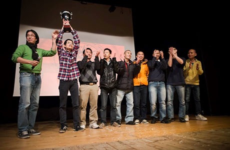 Sôi động và ấn tượng Festival sinh viên Việt Nam tại Ý - 4 BLV Anh Ngọc chúc mừng đội vô địch