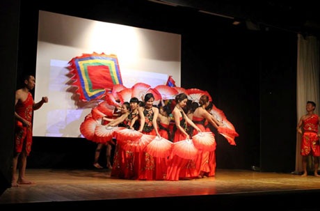 Sôi động và ấn tượng Festival sinh viên Việt Nam tại Ý - 6 Các tiết mục văn nghệ cây nhà lá vườn đặc sắc