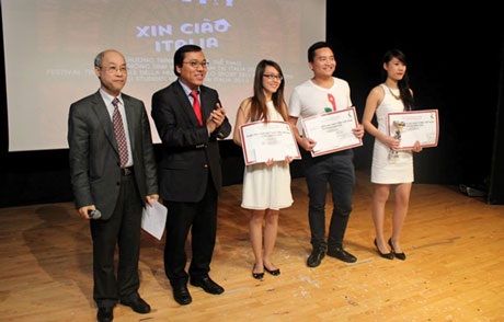 Sôi động và ấn tượng Festival sinh viên Việt Nam tại Ý - 8 Các tiết mục văn nghệ cây nhà lá vườn đặc sắc