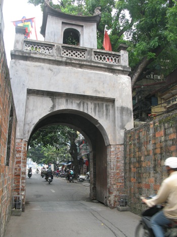 Cánh cửa chính của ô Quan Chưởng nhìn ra hướng cầu Long Biên