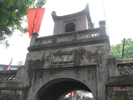 Phía trên của ô Quan Chưởng có đắp nổi ba chữ Hán “Đông Hà Môn”