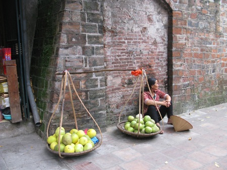 Những cô gánh hàng rong thường xuyên lựa chọn ô Quan Chưởng là nơi dừng chân