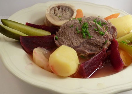 Khám phá món ăn đặc trưng của các quốc gia - 8 Thịt bò nướng và bánh Yorkshire Pudding, Anh