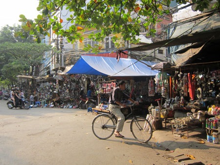 Dạo quanh chợ tạm lâu đời nhất Hà Nội - 1 Chợ Giời mua bán tất cả các ngày trong tuần