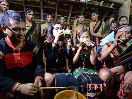Khai mạc Tuần du lịch di sản văn hóa các dân tộc Hà Giang - 1 Nghi lễ kết nghĩa anh em của dân tộc M’nông và Êđê ở Hà Giang. (Ảnh: Thanh Hà/TTXVN)