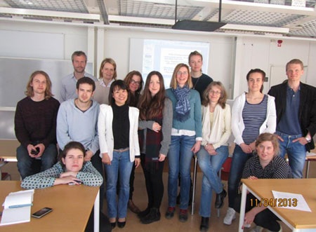 Cô trò chụp ảnh kỉ niệm sau giờ học