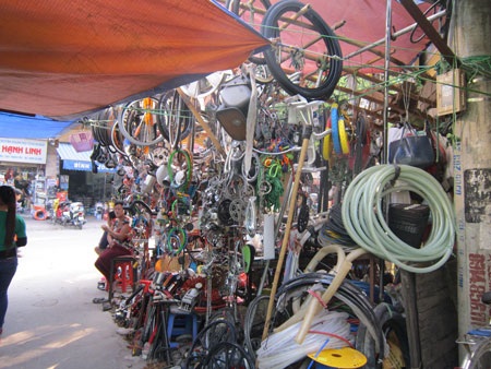 Dạo quanh chợ tạm lâu đời nhất Hà Nội - 3 Các gian hàng được dựng bằng tre nứa, phủ bạt ni lông