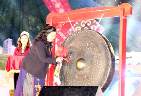 Khai mạc Ngày hội văn hoá, thể thao và du lịch các dân tộc vùng Tây Bắc lần thứ XII - 2 Đồng chí Tòng Thị Phóng, Uỷ viên Bộ Chính trị, Phó Chủ tịch Quốc hội cũng về tham dự ngày Hội