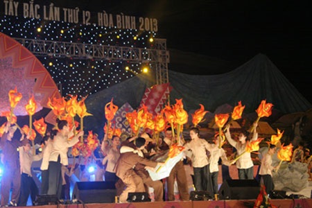 Khai mạc Ngày hội văn hoá, thể thao và du lịch các dân tộc vùng Tây Bắc lần thứ XII - 3 Theo